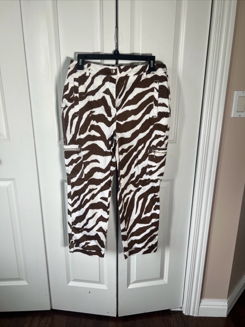 Chico's Brown and White Zebra utility cargo cropped Pants size 0.5 = 6 - Picture 2 of 11